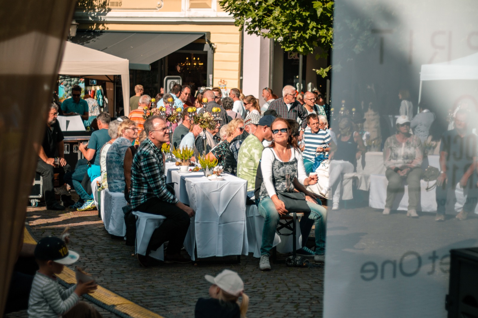 Besucherinnen und Besucher an Marktständen in Hünfeld